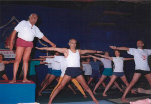 Faeq Biria sous l'enseignement de son Maître, B.K.S. Iyengar.